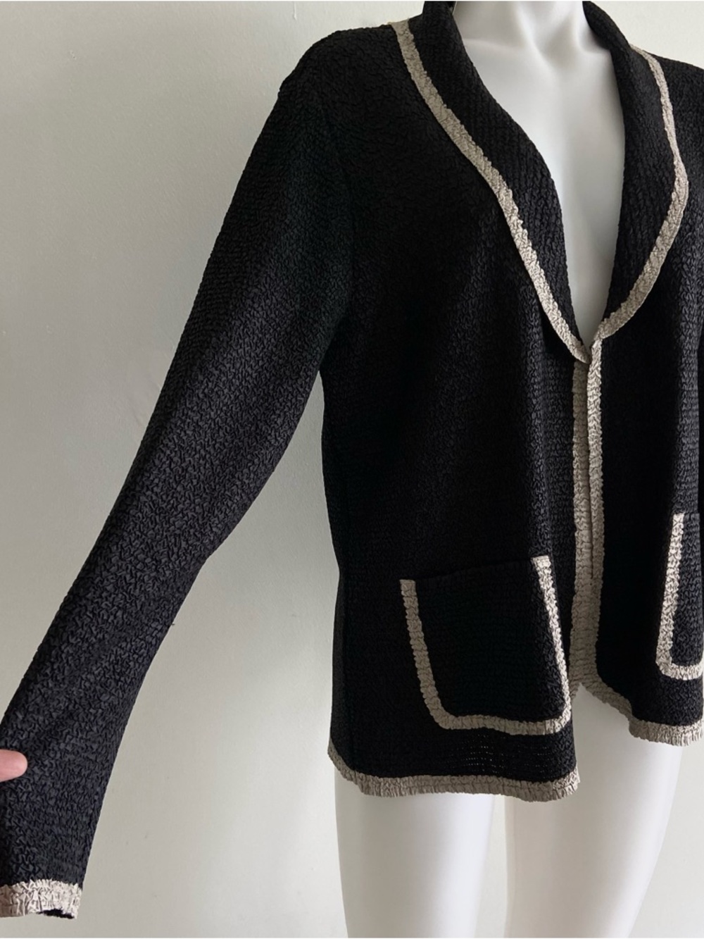 NWT Chico's Travelers Crushed Black Crinkle  Blazer with Cream Trim 2 12 - Picture 4 of 8